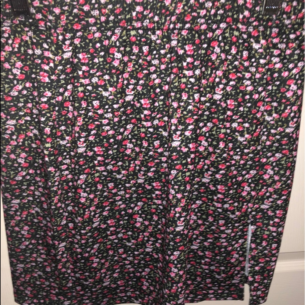 Floral mini skirt with slit